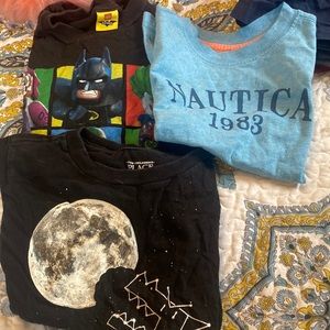 3 graphic T-shirts size 5 little boy